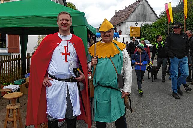 Vogt Bürgermeister Stephan Frickinger und sein Büttel, Revierförster Christoph Möhrle, kassieren den „Zehnten“ von den ...