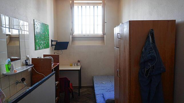 Blick in einen Konstanzer Gefängniszelle. Interessantes Detail: Die Bettwäsche. An ihr erkennt man auch im Fernsehen ein echtes ...