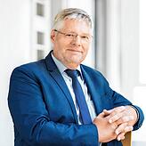 Helmut Baumgartl, Geschäftsführer Studierendenwerk Seezeit, hat die Verteilung der Menüs im Blick.