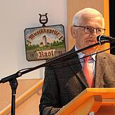 Der Sauldorfer Ehrenbürger und Raster Schriftsteller Arnold Stadler sprich beim Festakt ein Grußwort.