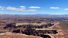 Als hätte ein gigantischer Dino seinen Abdruck hinterlassen: Schluchten im Canyonlands Nationalpark.