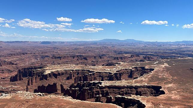 Als hätte ein gigantischer Dino seinen Abdruck hinterlassen: Schluchten im Canyonlands Nationalpark.