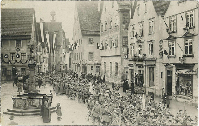Kriegs-Heimkehrer in der Fürst-Wilhelm-Straße vor dem Rathaus in Sigmaringen.