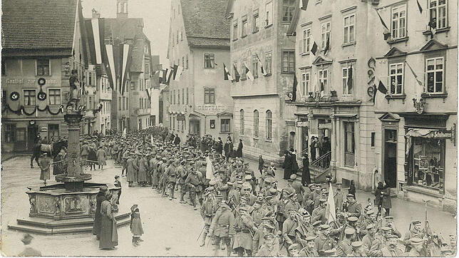 Kriegs-Heimkehrer in der Fürst-Wilhelm-Straße vor dem Rathaus in Sigmaringen.