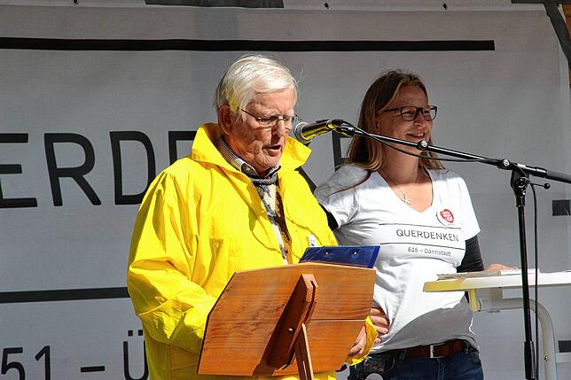 Der Sprecher der Überlinger Querdenken-Initiative, Udo Daecke, bei der Kundgebung im Oktober in Salem.