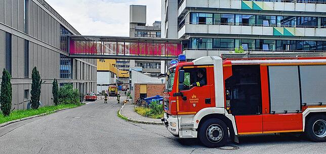 Bild 2: Chemikalie ausgetreten: Einsatz der Feuerwehr an der Uni Konstanz endet glimpflich