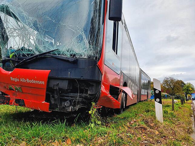 Laut Polizei entstand beim Unfall ein Schaden von schätzungsweise 70 000 bis 80 000 Euro – der Großteil am betroffenen Linienbus.