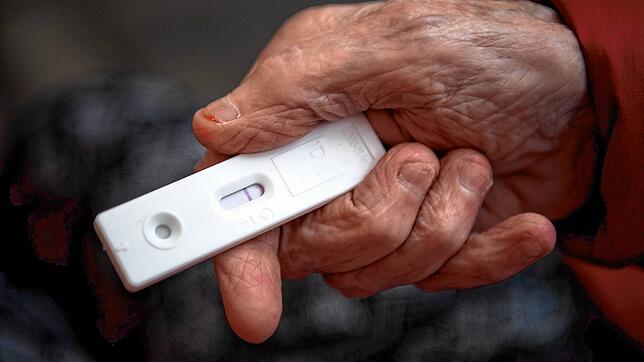 Dieser Coronatest auf unserem Symbolbild ist negativ. Im Kreis Tuttlingen sinken die Infektionszahlen. In den Pflegeheimen gibt es ...