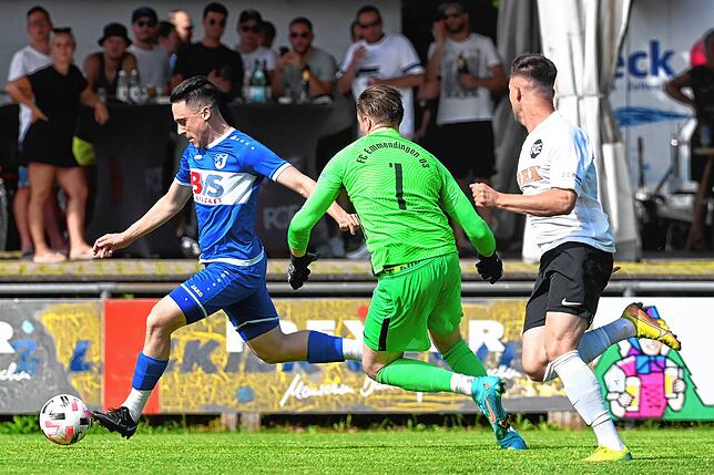 Auf dem Weg zur Führung: Torjäger Bruno Golic (links) umspielt Emmendingens Torwart Patrick Mitztlaff und bringt den FC Erzingen beim ...