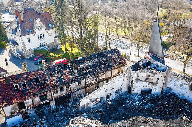 Nach dem Brand der Friedenskirche in Singen zeigt sich das Ausmaß der Zerstörung aus der Luft auf dem Drohnenbild. Auch eine ...