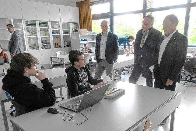 Paulin Wirth und Elliot Terell, Schüler in der 10. Klasse am Hegau-Gymnasium, berichten den SPD-Landespolitikern Andreas Stoch (2.v.r.) ...