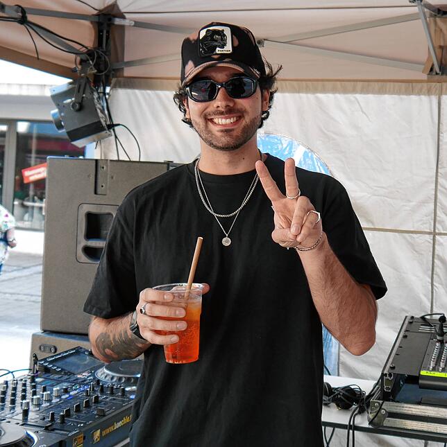 DJ Zenemy ist früher zum Fest gekommen und freut sich nun auf seinen Auftritt. Auch bei der letzten Ausgabe 2019 war er dabei.