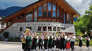 Die Trachtenkapelle Dachsberg war beim 25-jährigen Jubiläum der Verschwisterung mit in der französischen Gemeinde St. Jean de Sixt zu ...