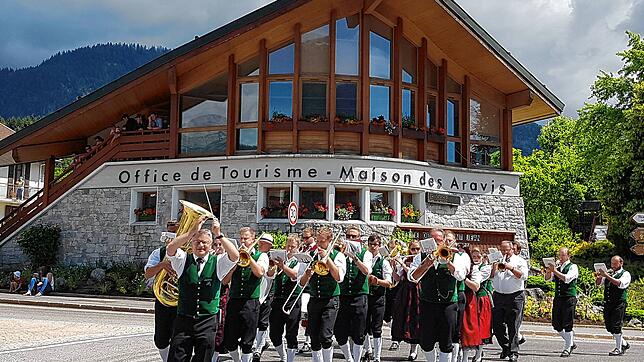 Die Trachtenkapelle Dachsberg war beim 25-jährigen Jubiläum der Verschwisterung mit in der französischen Gemeinde St. Jean de Sixt zu ...