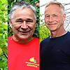 Die Landwirte Thomas Hägele und Wolfgang Hertell (von links) sprechen über wetterbedingte Herausforderungen im Beeren- und Obstanbau.