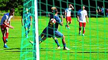 Der SC Pfullendorf (links Nick Zimmerer im Derby gegen Südstern Singen) empfängt am Samstag den 1. FC Rielasingen-Arlen.