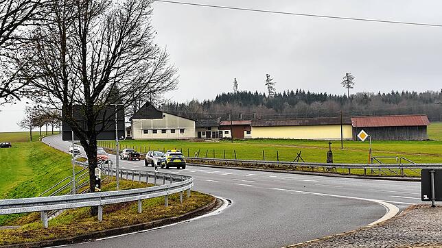 Unfall auf der B 14: Zwei Autos kollidieren, eines davon wird durch den Aufprall ins angrenzende Feld geschleudert. Eine Person wurde ...