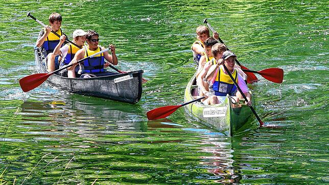 Das Kanufahren auf der Donau ist beliebt, unterliegt aber aus Umweltschutzgründen strengen rechtlichen Regelungen