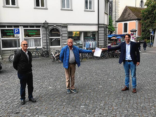 Johannes Kumm (Mitte) und Gerhard Zeidler übergeben dem Bundestagsabgeordneten Andreas Jung (CDU, rechts) die Unterschriftenliste.