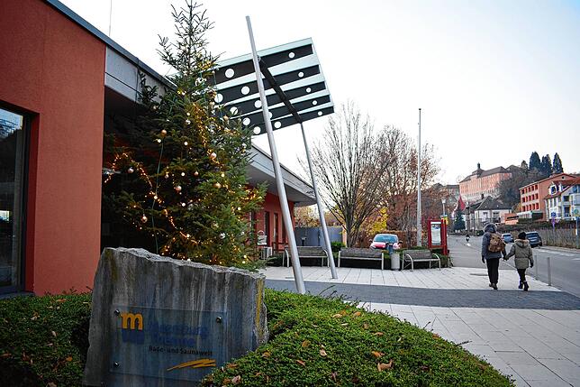 Die Meersburg Therme ist weihnachtlich geschmückt, aber seit dem 2. November wegen der Corona-Pandemie erneut geschlossen.