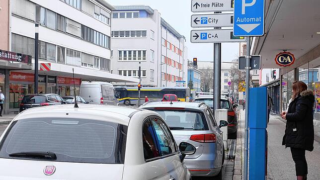 Parken in der Singener Innenstadt: Das neue Parkhaus in der Bahnhofstraße soll den Parkverkehr an den Stadtrand bringen. Bild: Sabine Tesche