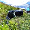 Das Auto durchbricht am Mittwochabend, 16. Juli, die Leitplanke und bleibt am Hang auf der Seite liegen. Die Feuerwehr Konstanz befreit ...