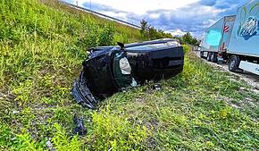 Das Auto durchbricht am Mittwochabend, 16. Juli, die Leitplanke und bleibt am Hang auf der Seite liegen. Die Feuerwehr Konstanz befreit ...