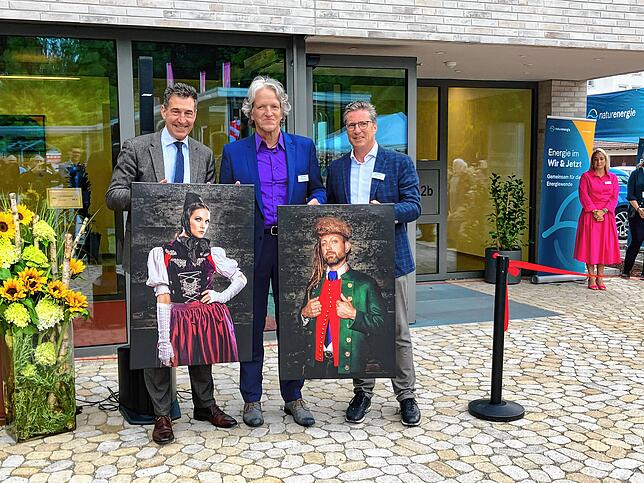Zwei Bilder der originalen Donaueschinger Tracht, als Wandschmuck im Neubau, überreicht Oberbürgermeister Erik Pauly an Heimleiter ...
