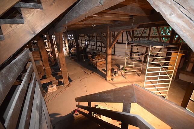 Der Blick von der bestehenden Treppe in den ersten Stock zum Erdgeschoss. Links ist ein Teil der historischen Torkelpresse zu erkennen. ...