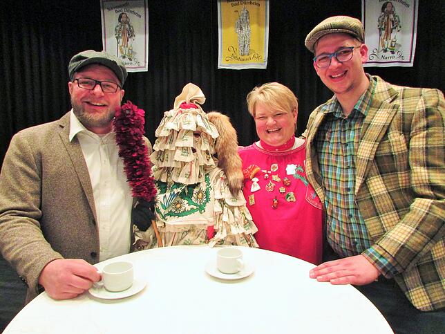 Die Abstauber ratschen jetzt im Café Fischerkeller, von links: Michael Mühlberger, Salzhansel (Annika Martin), Suela Fischerkeller und ...