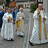 Walter Mackert (ganz links) mit seinen Amtskollegen auf dem Weg zu seinem 50. Priester-Jubiläum im Juni 2002. Bild: Josef Vogt.