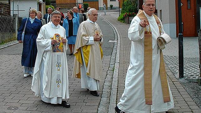 Walter Mackert (ganz links) mit seinen Amtskollegen auf dem Weg zu seinem 50. Priester-Jubiläum im Juni 2002. Bild: Josef Vogt.