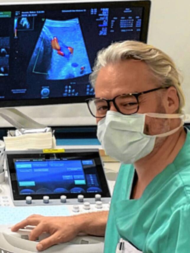 Oberarzt Andreas Heinrich Wener bei der Arbeit in der Frauenklinik des Schwarzwald-Baar-Klinikums.