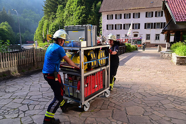 Die Feuerwehr muss schweres Gerät in die Nähe der Einsatzstelle bringen.
