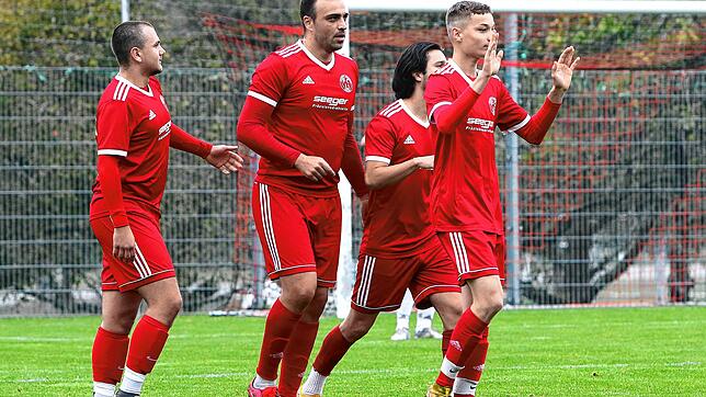 Mitko Dimitrov (Zweiter von links) ist für den FC Uhldingen unverzichtbar.