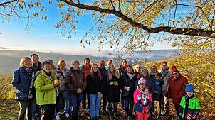 Bei schönem Spätherbstwetter erkunden die Landfrauen während einer Glühweinwanderung rund um Riedöschingen ihr Heimatdorf aus ...