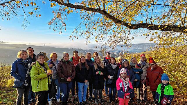 Bei schönem Spätherbstwetter erkunden die Landfrauen während einer Glühweinwanderung rund um Riedöschingen ihr Heimatdorf aus ...