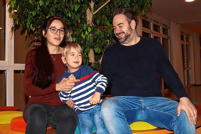 Jennifer und Jogannes Sahlmann sind mit ihrem Sohn Maximilian zum zweiten Mal zur Familienreha in der Nachsorgeklinik Tannheim. Die ...