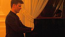 Einen furiosen Saisonauftakt der Klosterkonzerte ij St. Blasien erlebten die Zuhörer mit Pianist Alexander Krichel. Bild: Karin ...