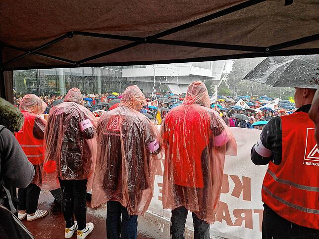 Bild 16: Protest bei ZF Friedrichshafen: So kämpfen die Mitarbeiter gegen den drohenden Stellenabbau
