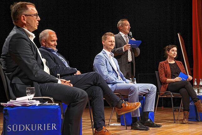 Bot viel Information: Das SÜDKURIER-Team mit den beiden Kandidaten Martin Staab und Simon Gröger (2.und 3. von links).