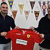 Zurück: Denis Omerovic (links) wechselt vom SV Herten wieder zum FSV Rheinfelden. Neben ihm FSV-Sportchef Julian Jäger.