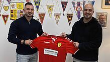 Zurück: Denis Omerovic (links) wechselt vom SV Herten wieder zum FSV Rheinfelden. Neben ihm FSV-Sportchef Julian Jäger.
