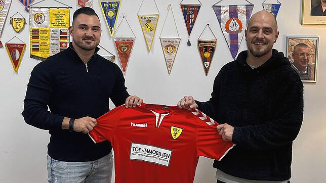 Zurück: Denis Omerovic (links) wechselt vom SV Herten wieder zum FSV Rheinfelden. Neben ihm FSV-Sportchef Julian Jäger.