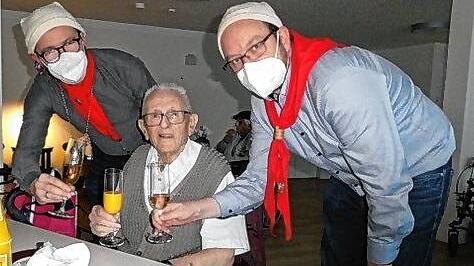 Zunftmeister Stephan Vatter (links) und Vizezunftmeister Florian Schwald stoßen mit Heinz Uthenwoldt auf dessen 100. Geburtstag an.