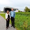 Monika Brumm (Leiterin des Amts für Migration und Integration) und Bürgermeister Wolfgang Zoll an der Wiese, auf der die Unterkunft ...