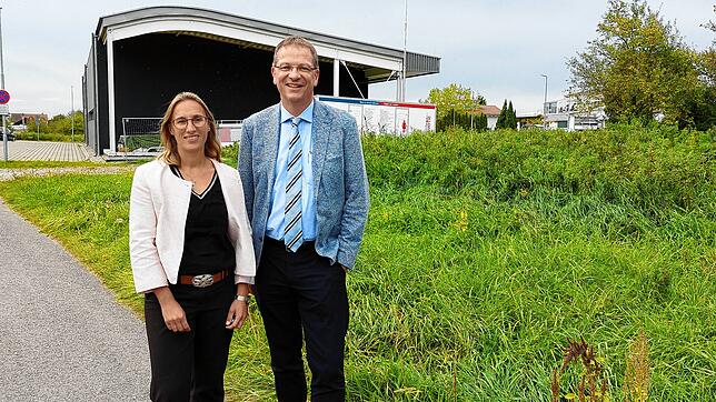 Monika Brumm (Leiterin des Amts für Migration und Integration) und Bürgermeister Wolfgang Zoll an der Wiese, auf der die Unterkunft ...