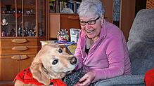 Lidia Springer und Banana, Rufname Nana, beim wöchentlichen Besuch. Der Mischlingsrüde erfreut die 70-Jährige mit Tricks und Kuscheln.