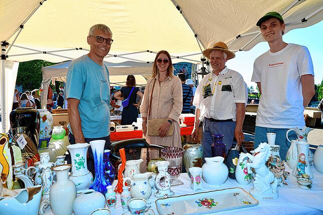 Bild 17: Mega Flohmarkt in Konstanz und Kreuzlingen: die ersten Besucher schlendern über die Verkaufsflächen
