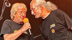 Sie wirken bisweilen so vertraut wie ein altes Ehepaar: Jogi Kern und Richie Hehn (von links) auf der Bühne des Innenhof-Festivals.